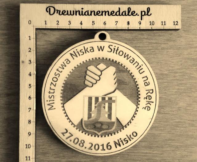 Drewniane medale na Mistrzostwa Niska w siłowaniu na rękę