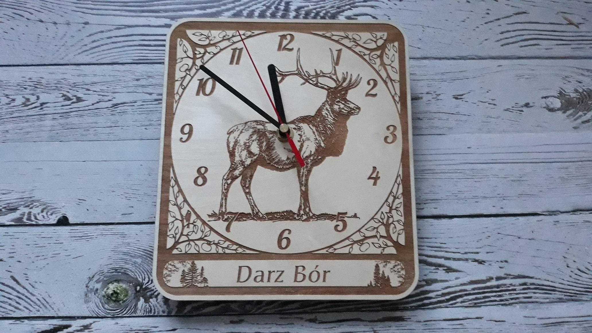 Drewniany zegar z motywem jelenia