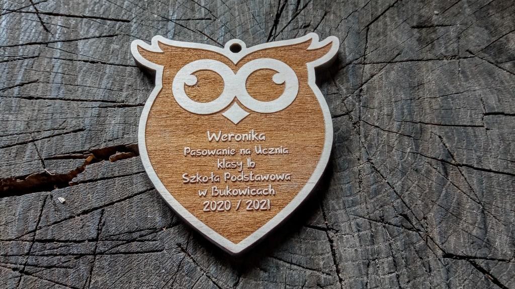 Drewniane medale dla uczniów z sową i imieniem dziecka
