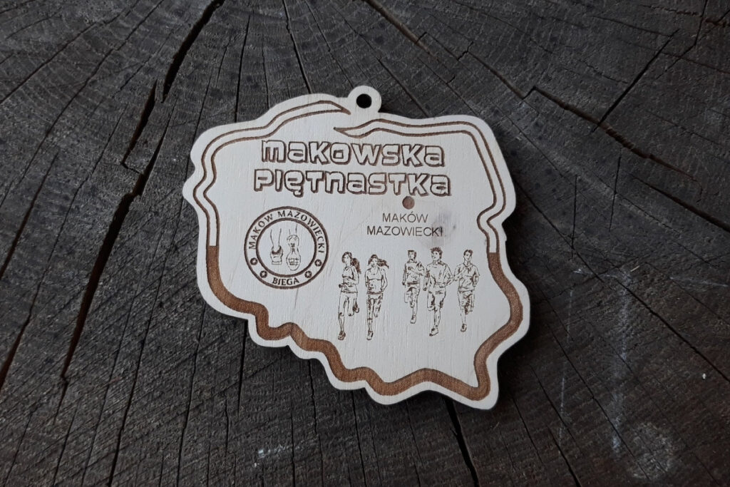Makowska Piętnastka – drewniany medal w kształcie konturu Polski. Makowska Piętnastka – drewniany medal w kształcie konturu Polski.