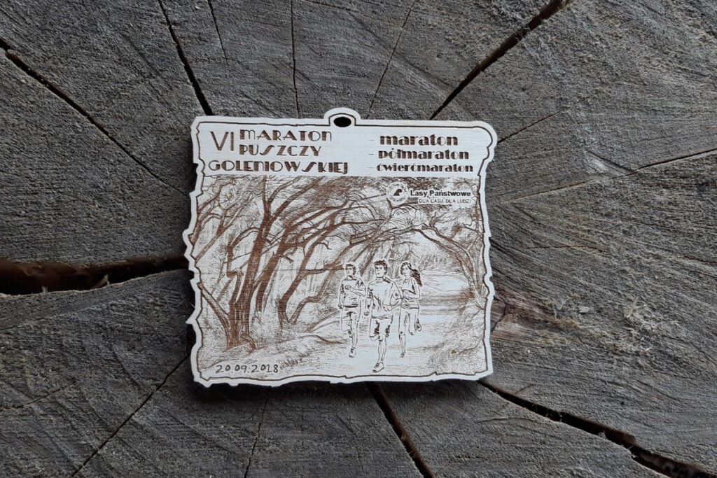 VI Maratron Puszczy Gołębiowskiej – Maraton, Półmaraton, Ćwierćmaraton – propozycja drewnianego medalu VI Maratron Puszczy Gołębiowskiej – Maraton, Półmaraton, Ćwierćmaraton – propozycja drewnianego medalu