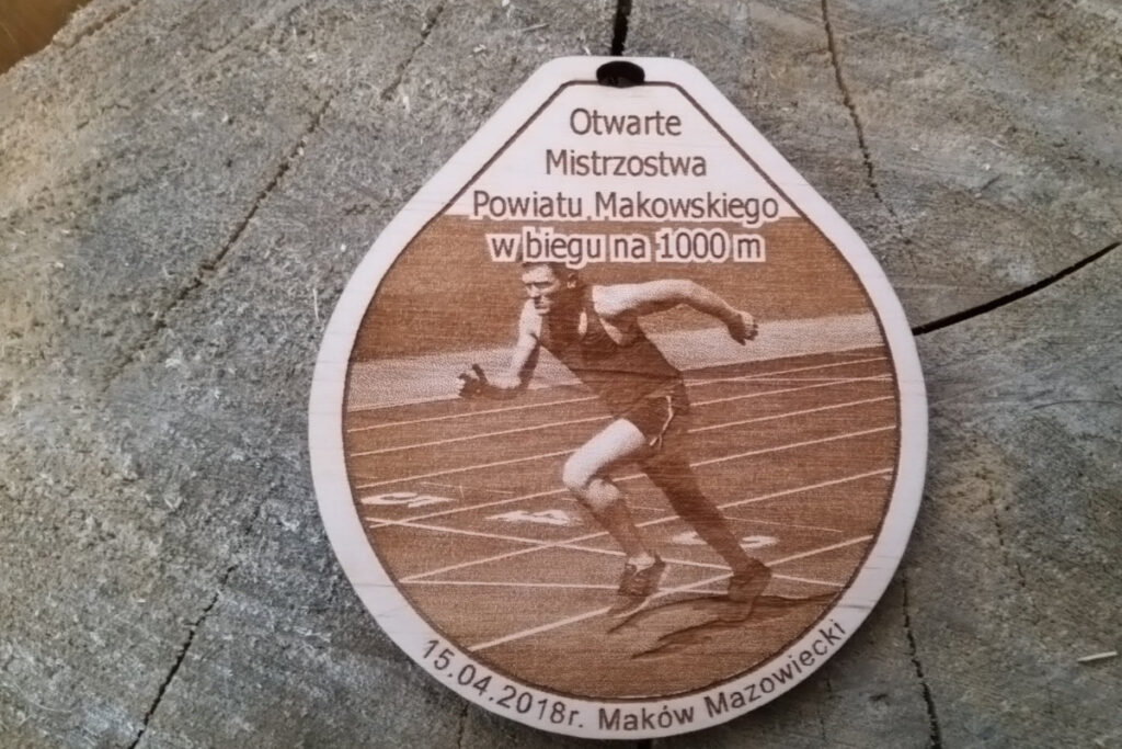 Drewniany medal Otwarte Mistrzostwa Powiatu Makowskiego w biegu na 1000m. Drewniany medal Otwarte Mistrzostwa Powiatu Makowskiego w biegu na 1000m.