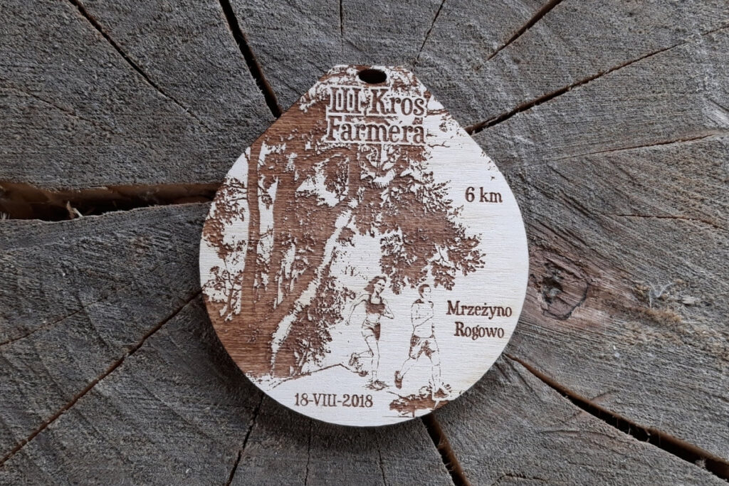 Ekologiczny medal pamiątkowy z drewna – propozycja projektu na biegi przełajowe i krosowe.