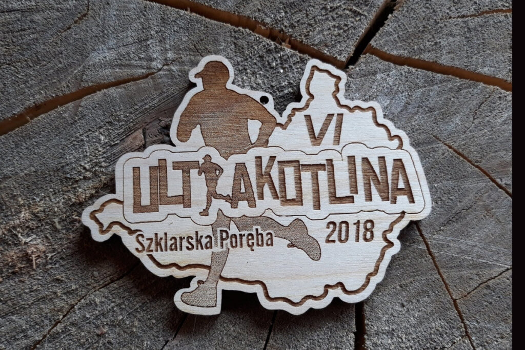 Ultrakotlina – propozycja drewnianego medalu z biegaczem i zarysem trasy Ultrakotlina – propozycja drewnianego medalu z biegaczem i zarysem trasy