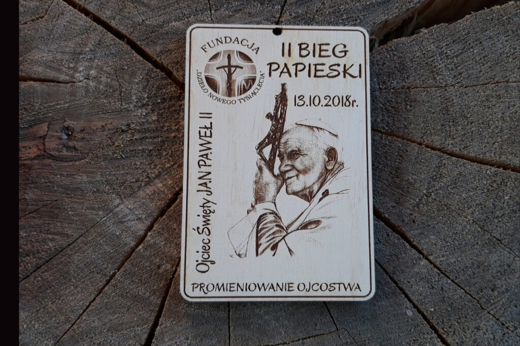II Bieg Papieski Fundacji „Dzieło Nowego Tysiąclecia” – drewniany medal z podobizną Jana Pawła II II Bieg Papieski Fundacji „Dzieło Nowego Tysiąclecia” – drewniany medal z podobizną Jana Pawła II