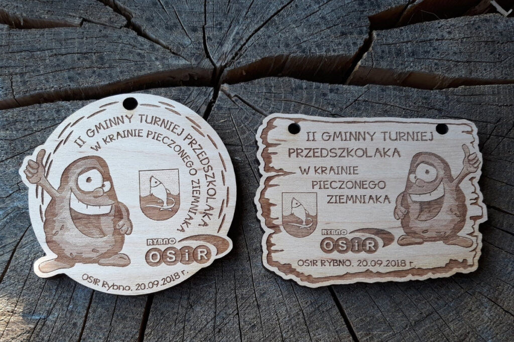 Drewniany medal na Turniej Przedszkolaka z grawerem uśmiechniętego ziemniaka.