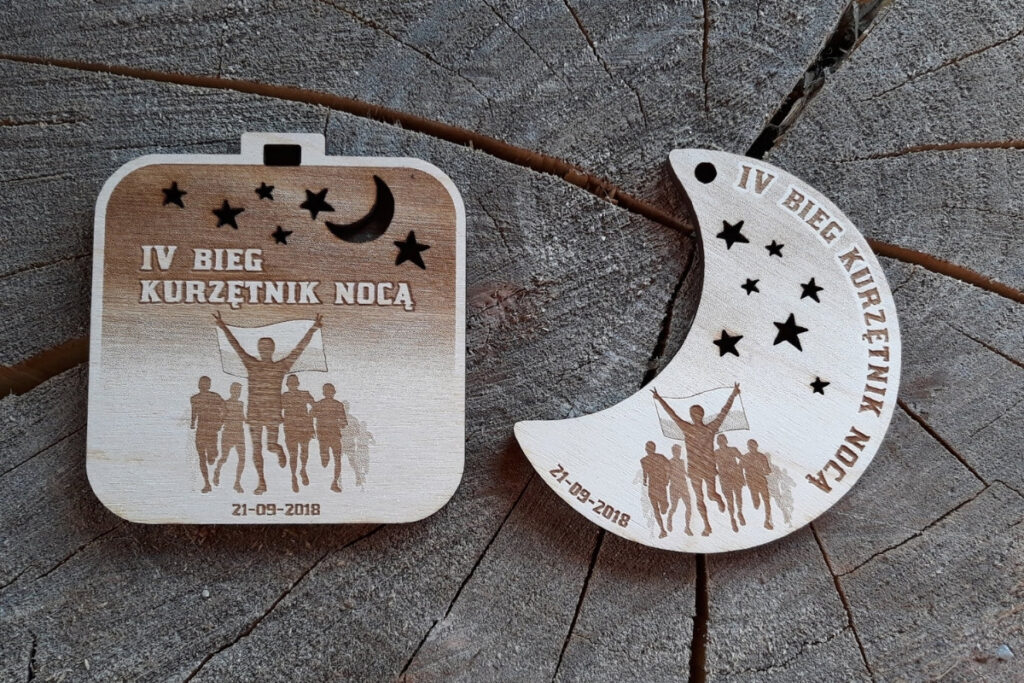 Personalizowany medal drewniany na biegi nocne – Kurzętnik Nocą, trofeum sportowe z grawerem laserowym.