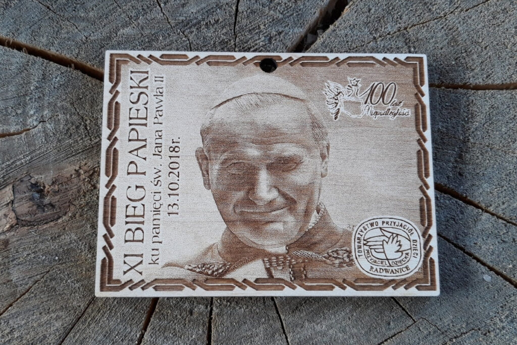 Drewniany medal na XI Bieg Papieski z fotorealistycznym grawerem portretu św. Jana Pawła II