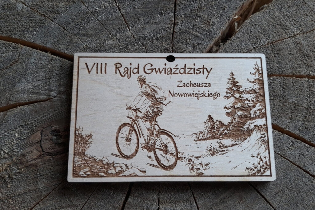 Pamiątkowy medal drewniany na rajdy i wycieczki – VIII Rajd Gwieździsty, trofeum ekologiczne.