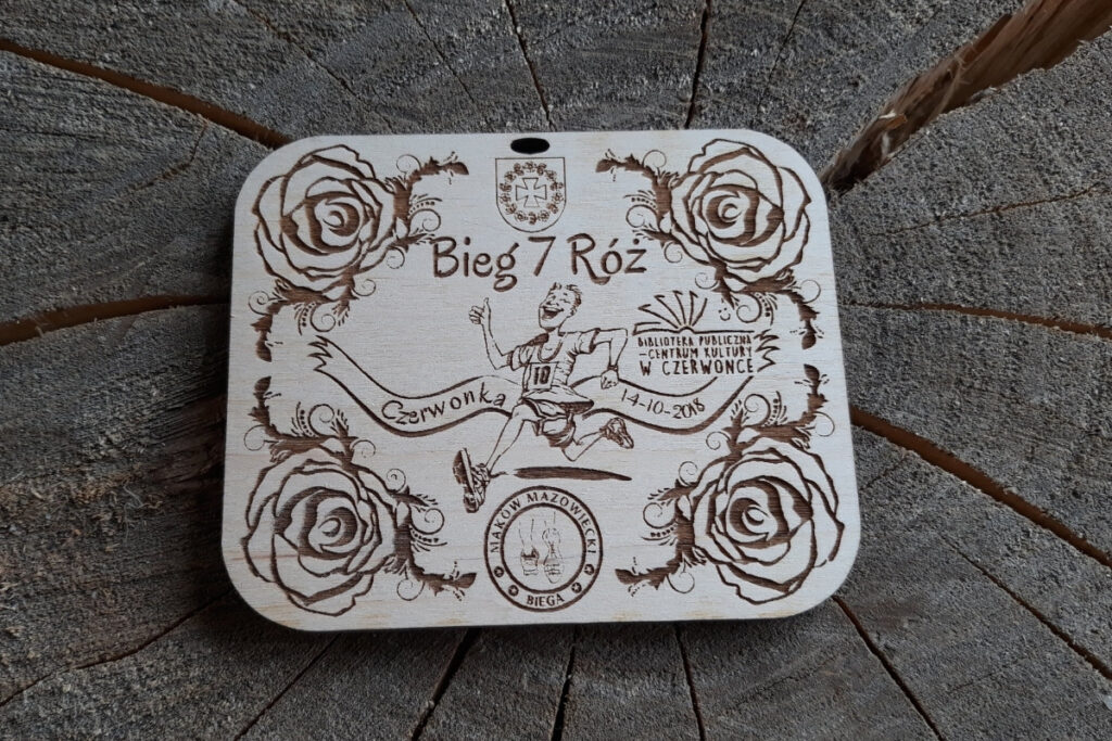 Drewniany medal „Bieg 7 Róż” z delikatnym grawerem pąków róż, biegaczem i ozdobnym napisem.