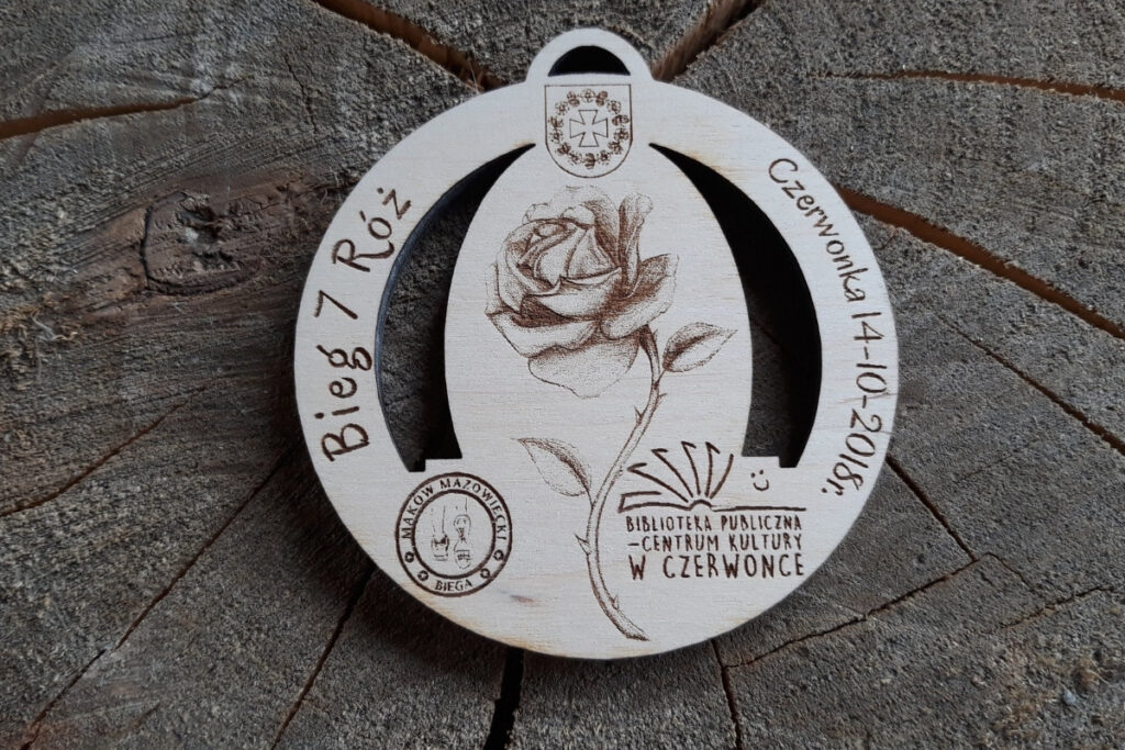 Personalizowany medal z drewna – Bieg 7 Róż, trofeum grawerowane laserowo, projekt pamiątkowy.