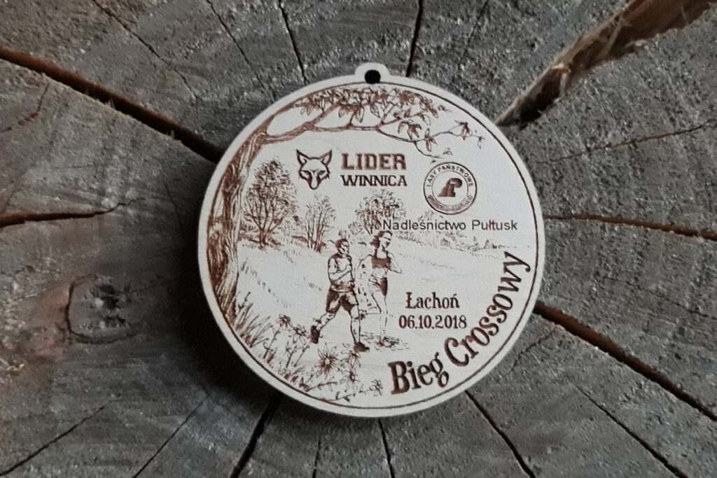 Bieg Crossowy, trofeum z drewna z motywem przyrodniczym i grawerem.