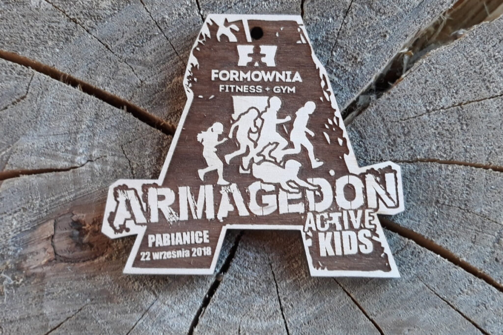 Personalizowany medal drewniany OCR Kids – Armagedon Active Pabianice, trofeum dla dzieci z grawerem.