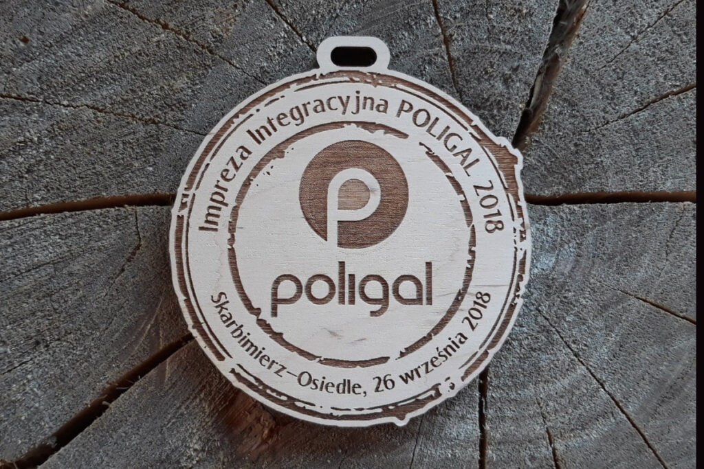 Drewniany medal na imprezę integracyjną firmy Poligal z grawerem logotypu i datą 2018.