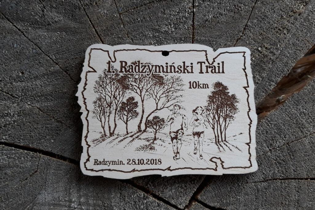 Personalizowane medale drewniane na biegi przełajowe – Radzymiński Trail 10 km, wzór projektowy.