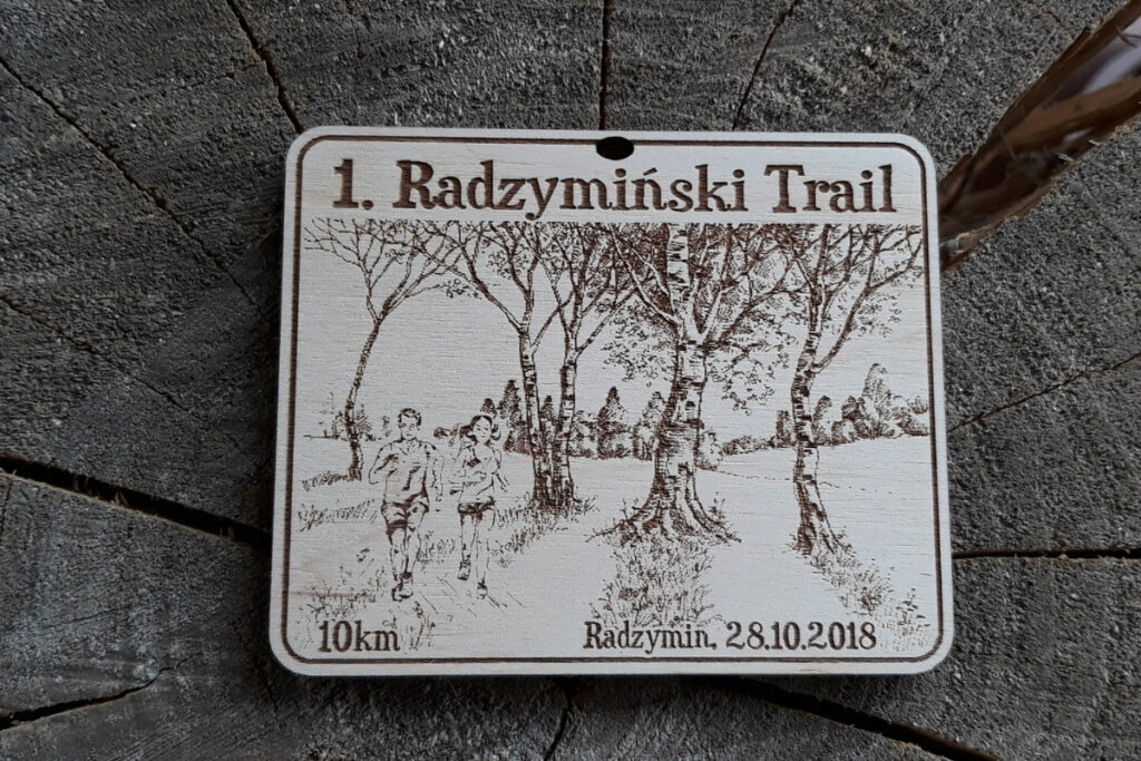 Personalizowane medale drewniane na biegi przełajowe – Radzymiński Trail 10 km, wzór projektowy.