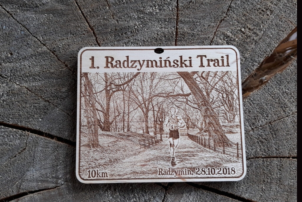 Personalizowane medale drewniane na biegi przełajowe – Radzymiński Trail 10 km, wzór projektowy.