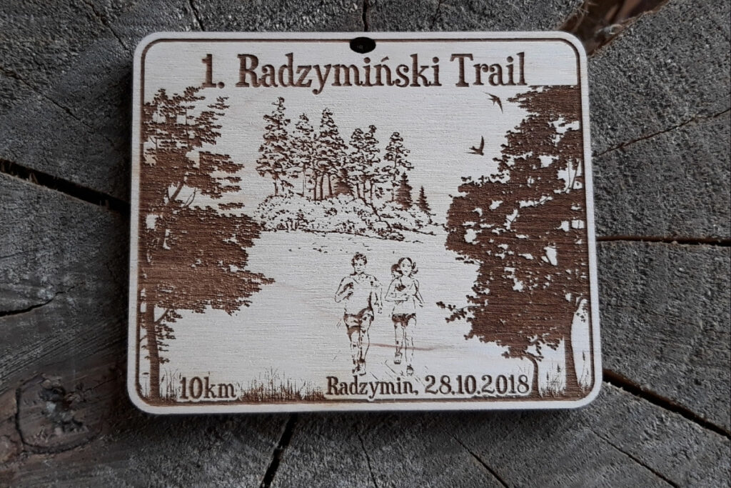 Personalizowane medale drewniane na biegi przełajowe – Radzymiński Trail 10 km, wzór projektowy.