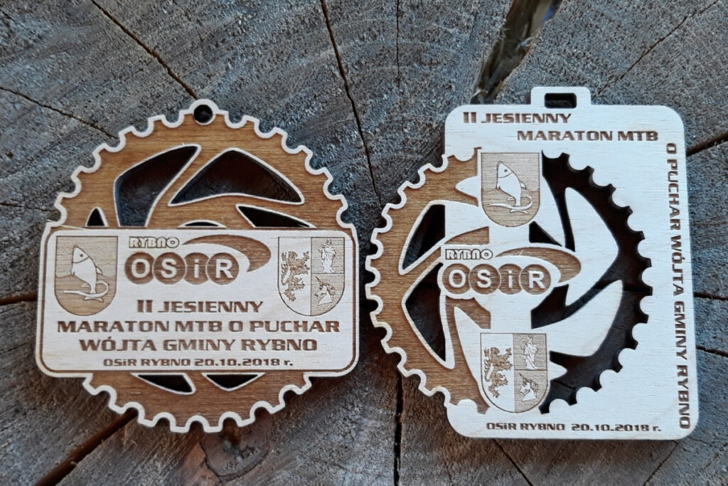 Dwa projekty medali z drewna na zawody MTB – precyzyjne wycięcia laserowe i grawer „O Puchar Wójta Gminy Rybno”