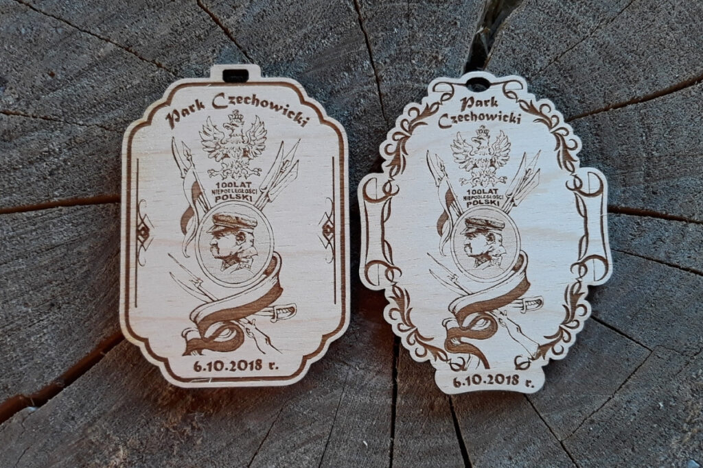 Patriotyczny medal drewniany na biegi niepodległościowe – Park Czechowicki, grawerowane trofeum ekologiczne.