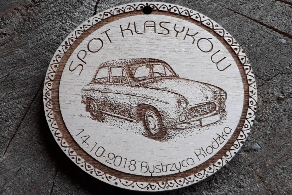 Personalizowany medal drewniany ze zdjęciami aut – Spot Klasyków, trofea dla fanów motoryzacji.