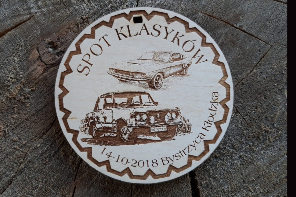 Personalizowany medal drewniany ze zdjęciami aut – Spot Klasyków, trofea dla fanów motoryzacji.