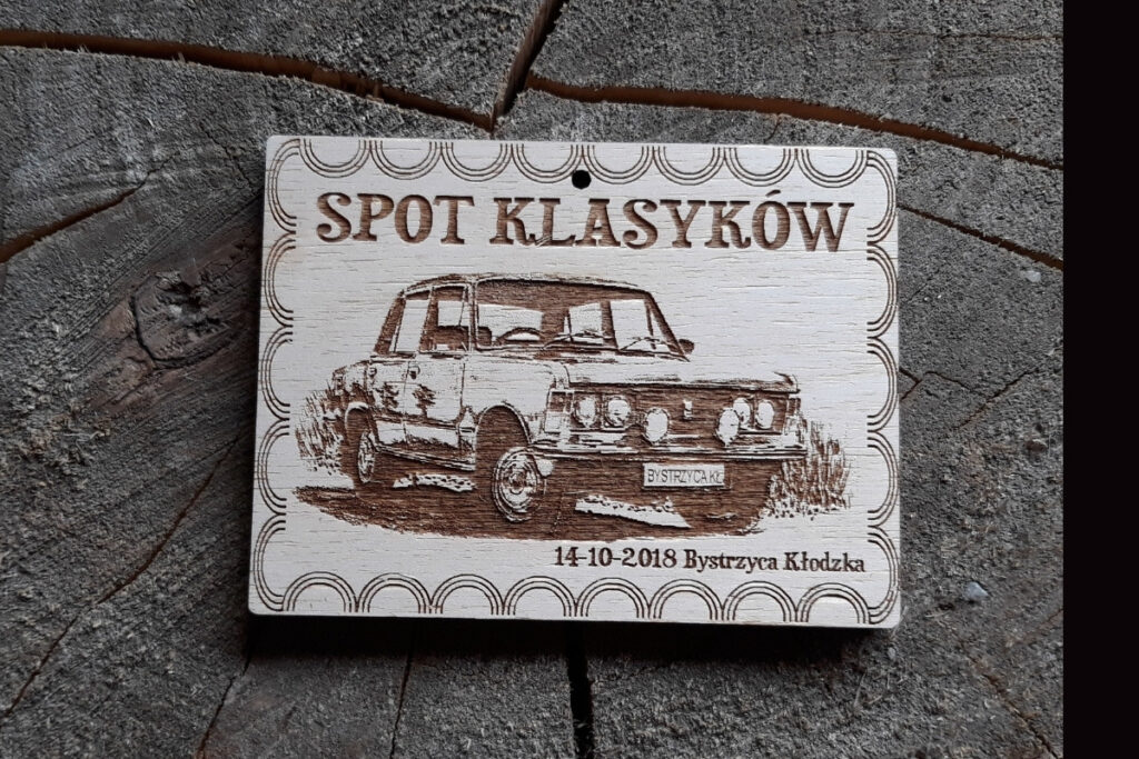 Personalizowany medal drewniany ze zdjęciami aut – Spot Klasyków, trofea dla fanów motoryzacji.