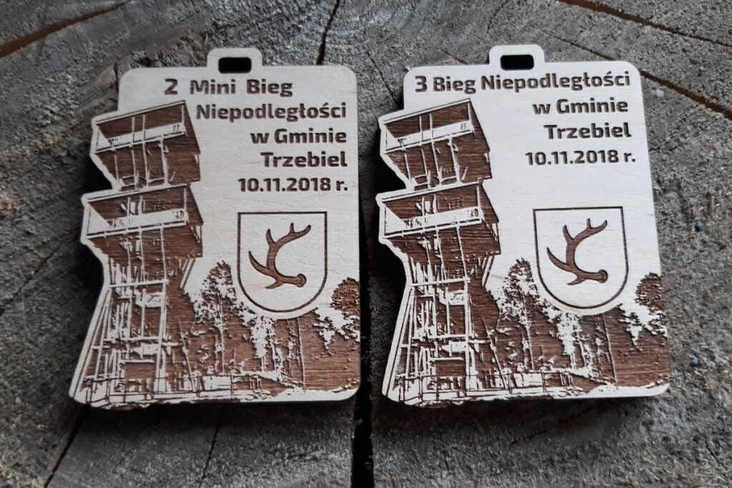Patriotyczny medal z drewna – Bieg Niepodległości Trzebiel, ekologiczne trofeum sportowe.