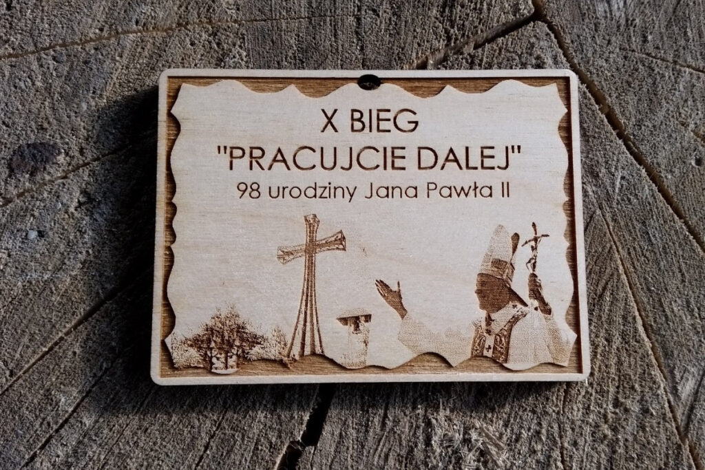 Drewniany medal na X Bieg Pracujcie Dalej Drewniany medal na X Bieg Pracujcie Dalej