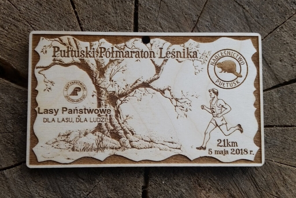 Propozycja drewnianych medali na Pułtuski Półmaraton Leśnika z motywami drzew i biegacza.