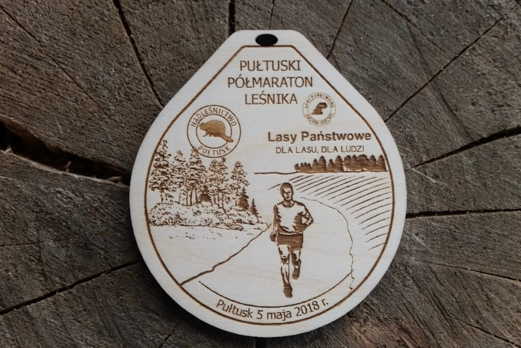 Propozycja drewnianych medali na Pułtuski Półmaraton Leśnika z motywami drzew i biegacza.