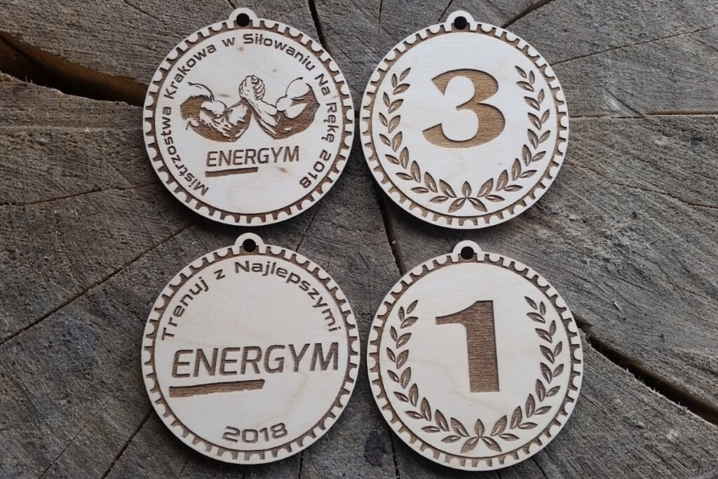 Drewniane medale na Mistrzostwa Krakowa w Siłowaniu na Rękę z grawerem zajętego miejsca (1, 2, 3).