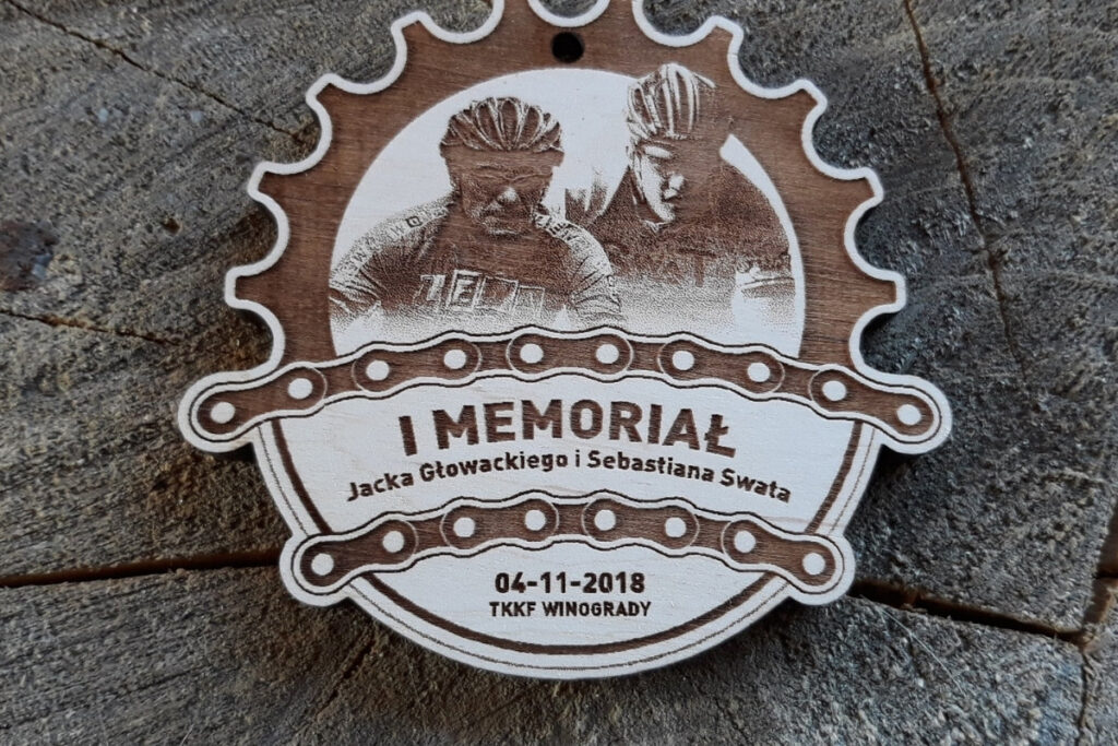 Personalizowany medal drewniany – I Memoriał Głowackiego i Swata, pamiątkowe trofeum sportowe z grawerem.