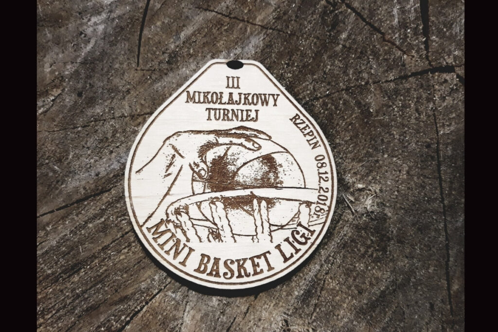 Drewniany medal na III Mikołajkowy Turniej Mini Basket Ligi z grawerem piłki do koszykówki i ręką w "wsadzie" piłki