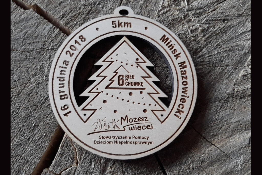 6. Bieg po Choinkę – ażurowy drewniany medal