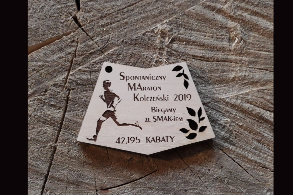 Spontaniczny MAraton Koleżeński Biegamy ze SMAK-iem – drewniany medal