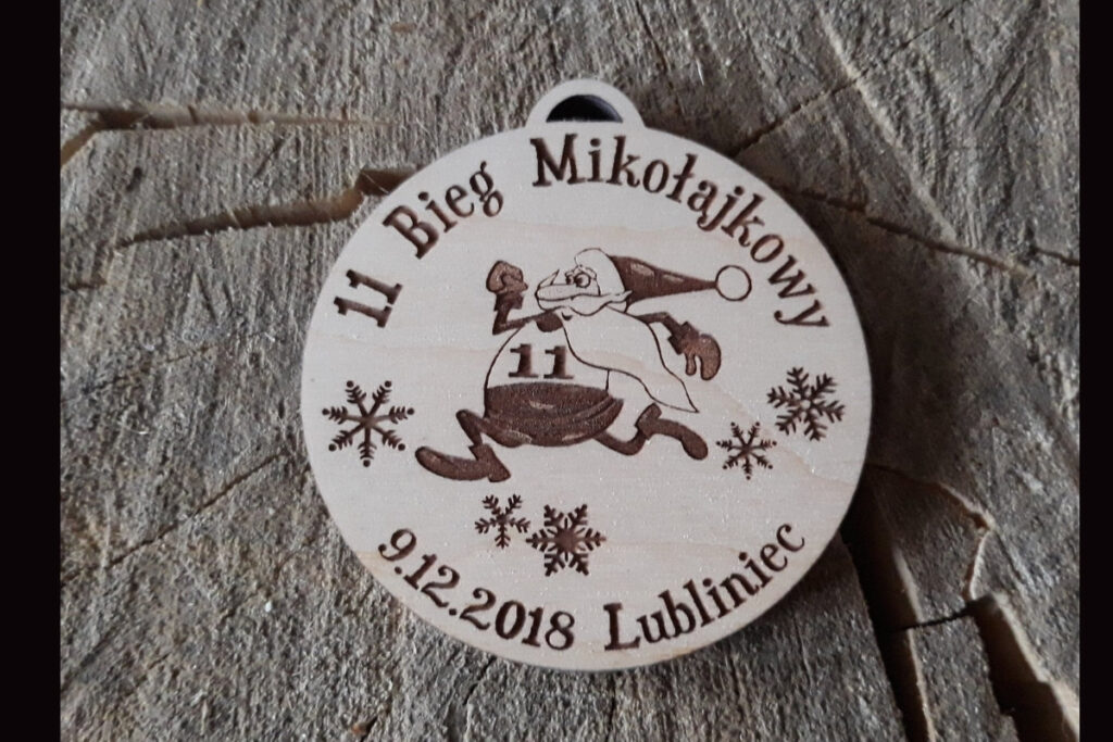 11 Bieg Mikołajkowy Lubliniec – drewniane medale z biegnącym Mikołajem