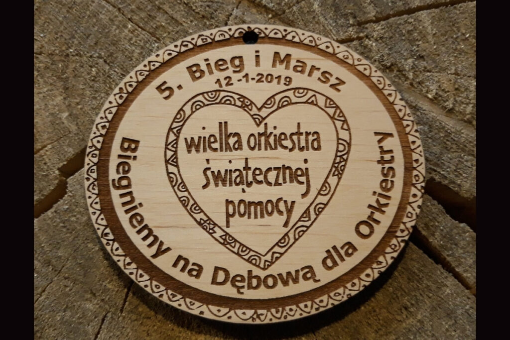 Drewniany medal na 1. Bieg WOŚP Policz się z cukrzycą z charakterystycznym sercem orkiestry.