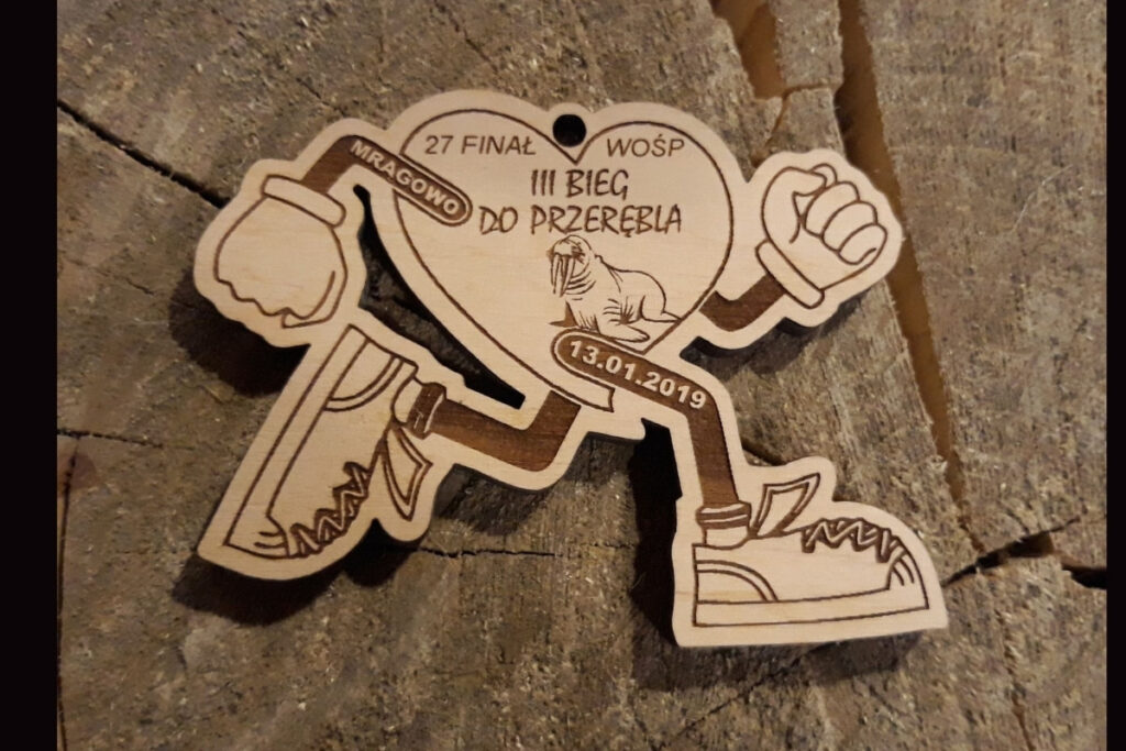 Drewniany medal w kształcie serca z nogami biegacza na III Bieg do Przerębla.