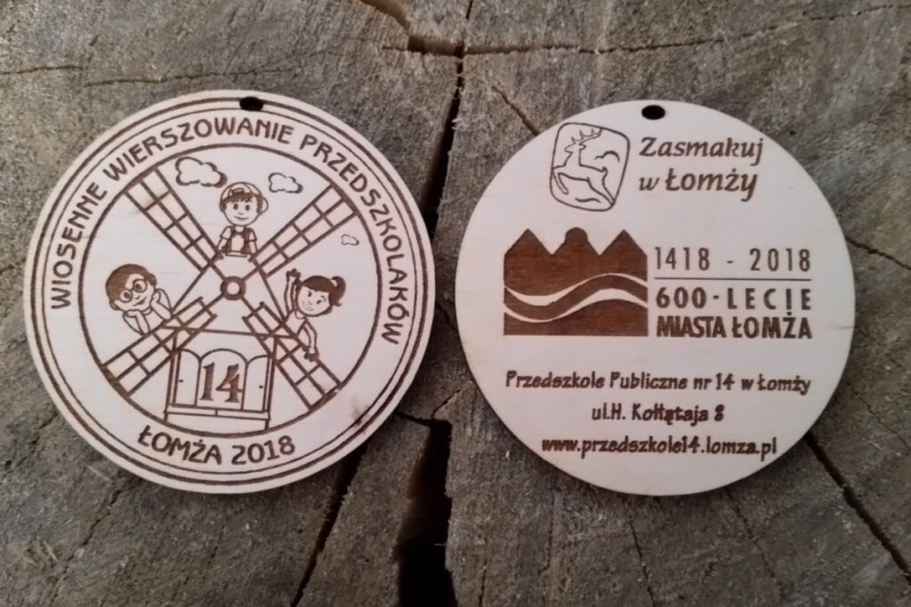 Wiosenne wierszowanie przedszkolaków w Łomży – drewniane medale dwustronne Wiosenne wierszowanie przedszkolaków w Łomży – drewniane medale dwustronne