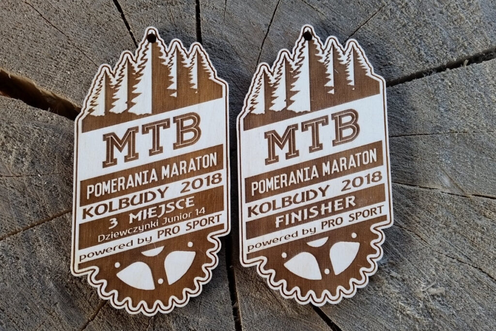 Drewniany medal pamiątkowy MTB Pomerania Maraton Kolbudy 2018 z grawerem napisów.