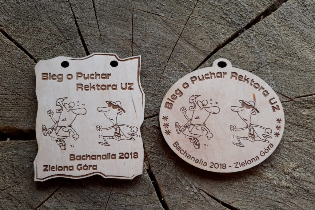 Medal wykonany z jasnego drewna z grawerowanym logo Uniwersytetu Zielonogórskiego w centrum. Obok logo widnieje napis „Bieg o Puchar Rektora UZ”. Są 2 propozycje medalu na zdjęciu.