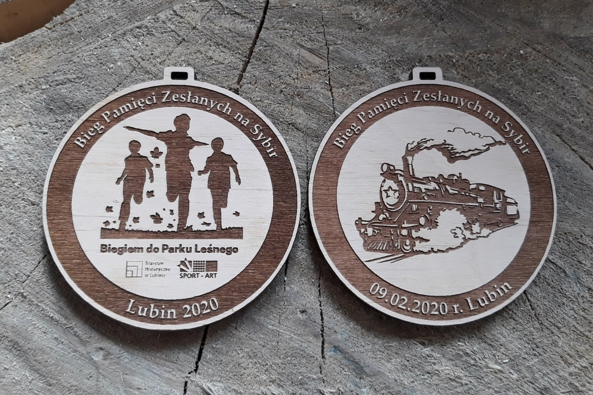 Okrągły drewniany medal na Bieg Pamięci Zesłanych na Sybir z precyzyjnym grawerem historycznym przedstawiającym tory kolejowe i wagon.
