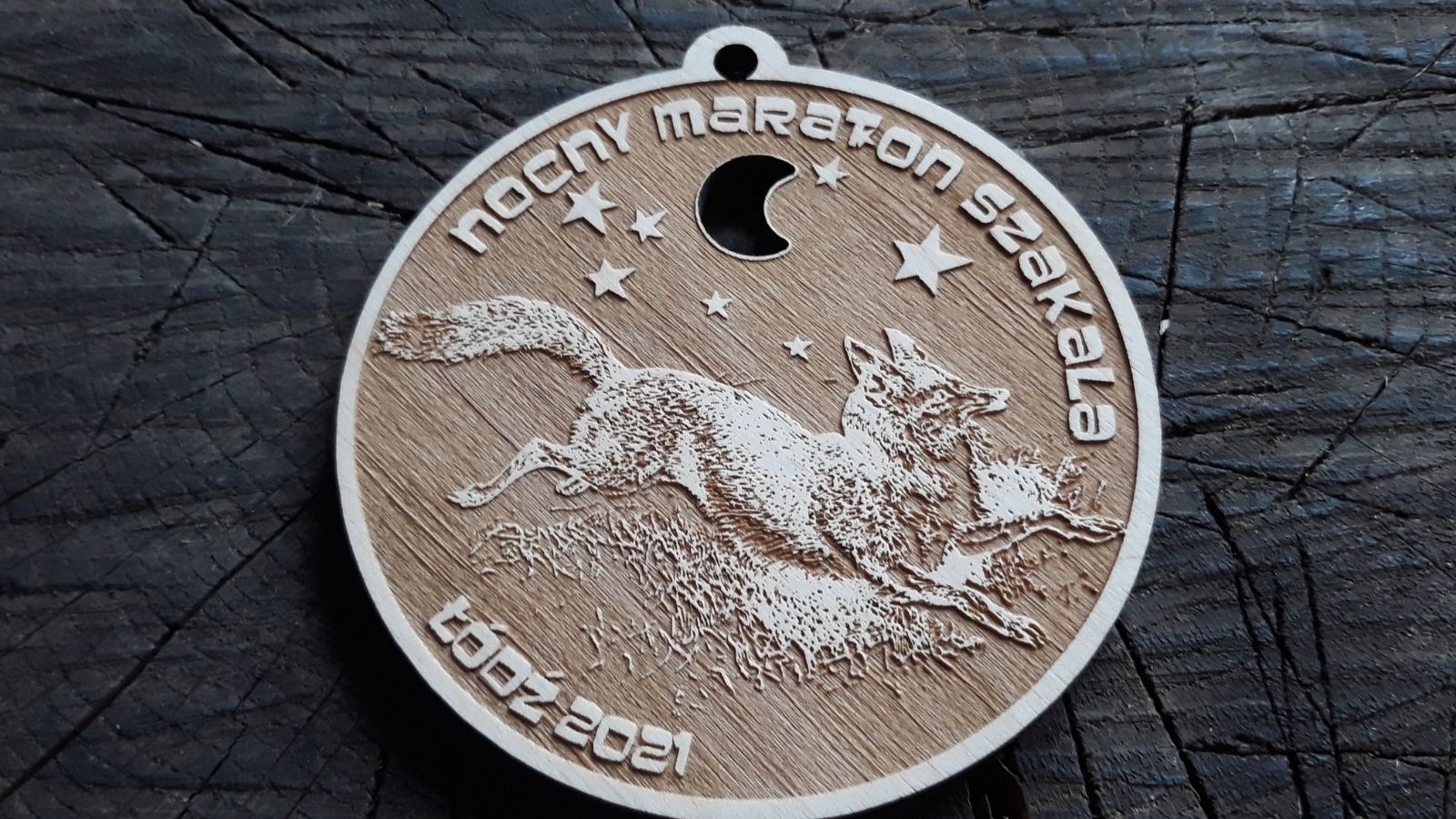 Drewniany medal na Nocny Maraton Szakala