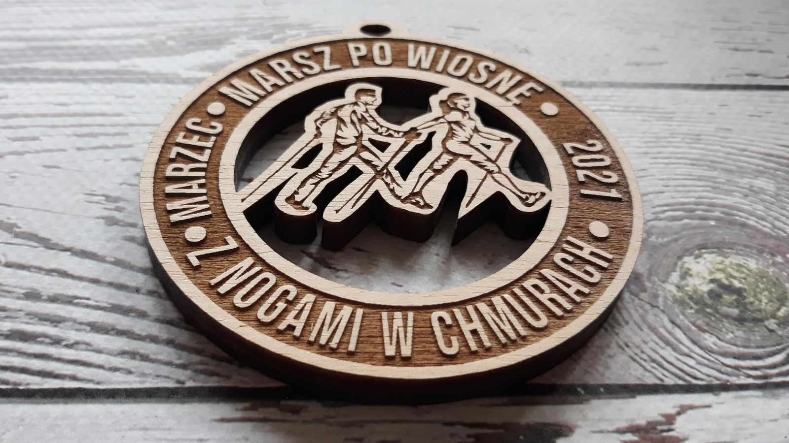 Marsz po Wiosnę – drewniany ażurowy okrągły medal z Nordic Walking