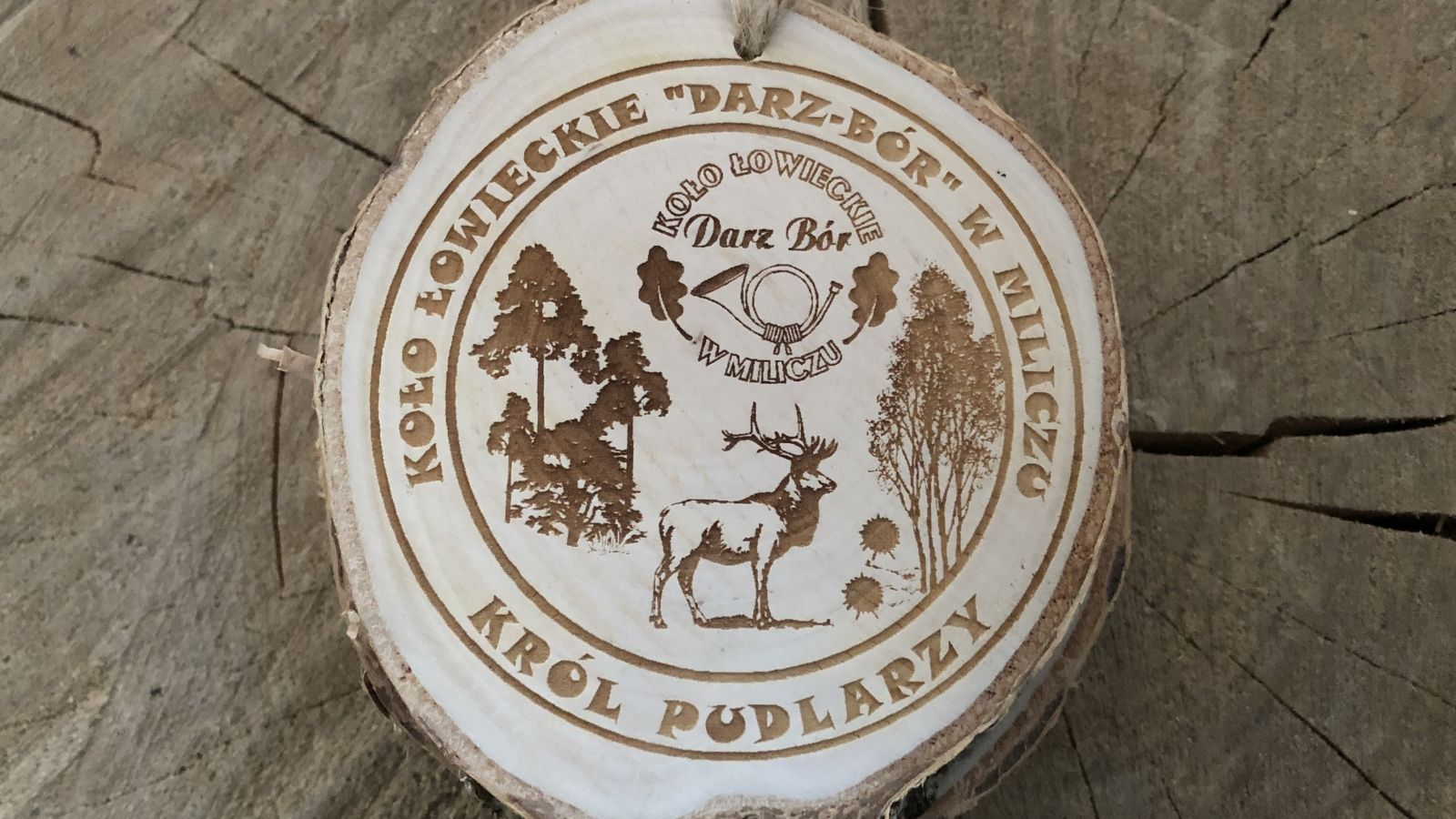 Król Pudlarzy Koła Łowieckiego „Darz-Bór” w Miliczu – drewniany medal na plastrze brzozy