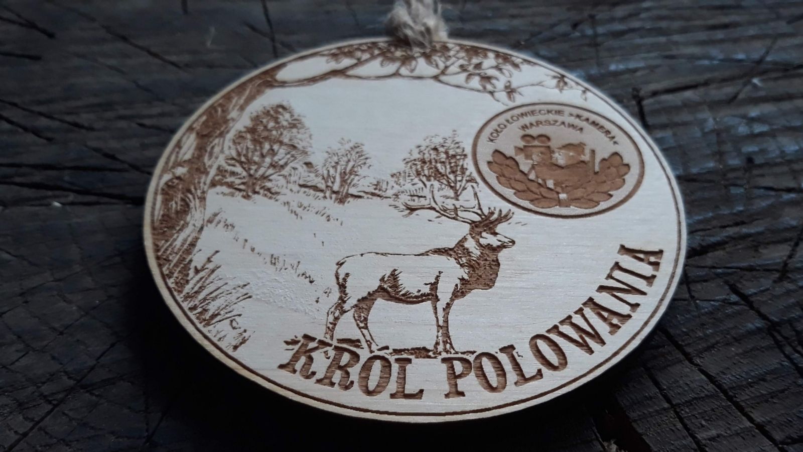 Drewniany okrągły medal dla Króla Polowania z jeleniem bykiem i logiem