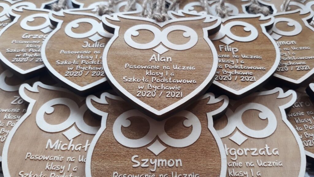 Pasowanie na Ucznia. Drewniany medal w kształcie sowy z imieniem dziecka i nazwą Szkoły Pasowanie na Ucznia. Drewniany medal w kształcie sowy z imieniem dziecka i nazwą Szkoły