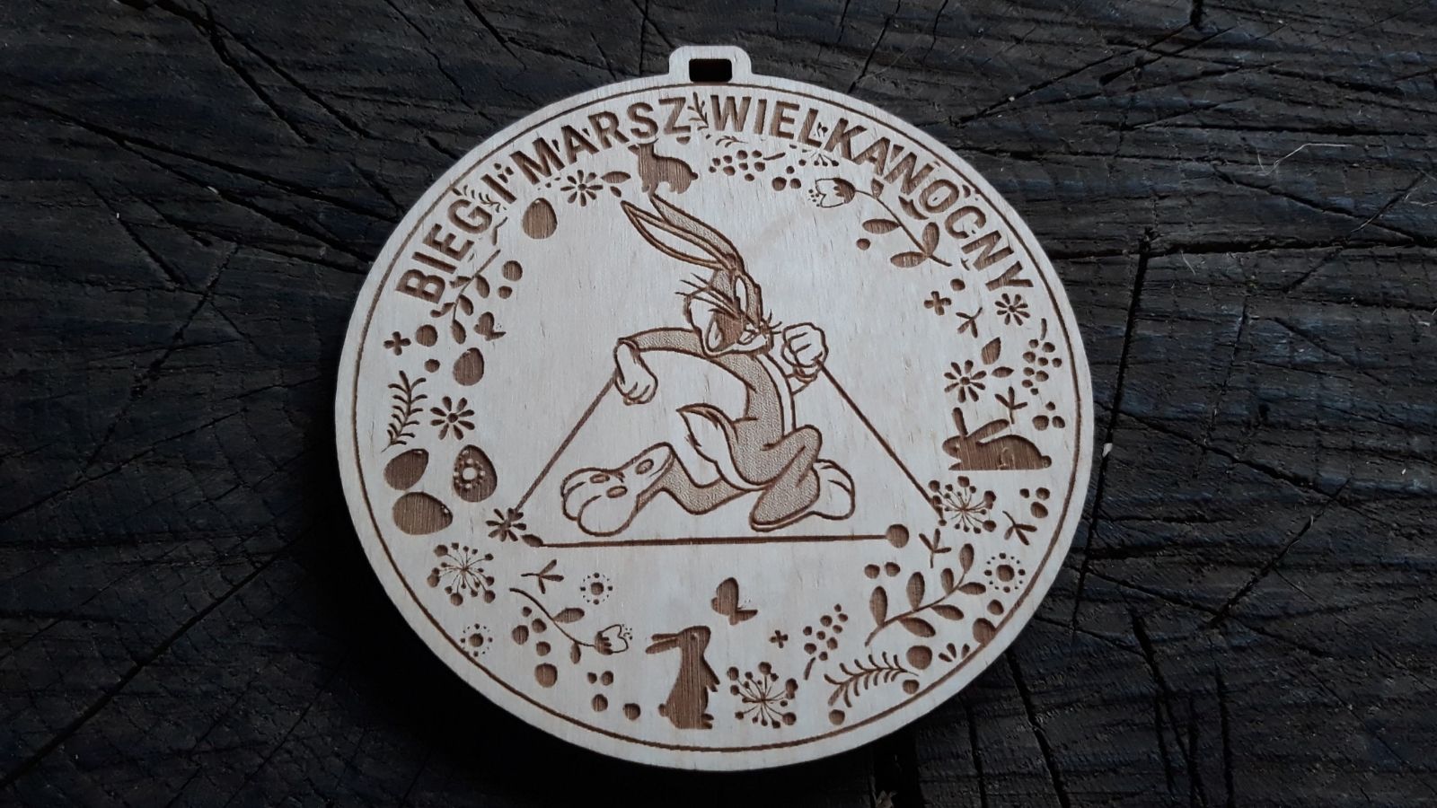 Bieg i Marsz Wielkanocny – drewniany okrągły medal z zającem