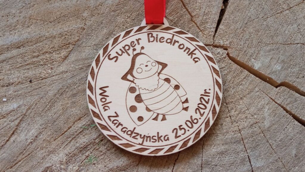 Drewniany medal na zakończenie przedszkola – Super Biedronka Drewniany medal na zakończenie przedszkola – Super Biedronka